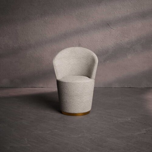 "Front view of Selvara luxury dining chair in textured cream fabric with a gold base – elegant and modern UAE dining furniture." "المنظر الأمامي لكرسي طعام سيلفارا الفاخر بقماش كريمي ملمس وقاعدة ذهبية – أثاث طعام أنيق وعصري في الإمارات." "Selvara luxury dining chair in textured cream fabric with a gold accent ring and base, shown from the back – elegant modern furniture for UAE interiors."