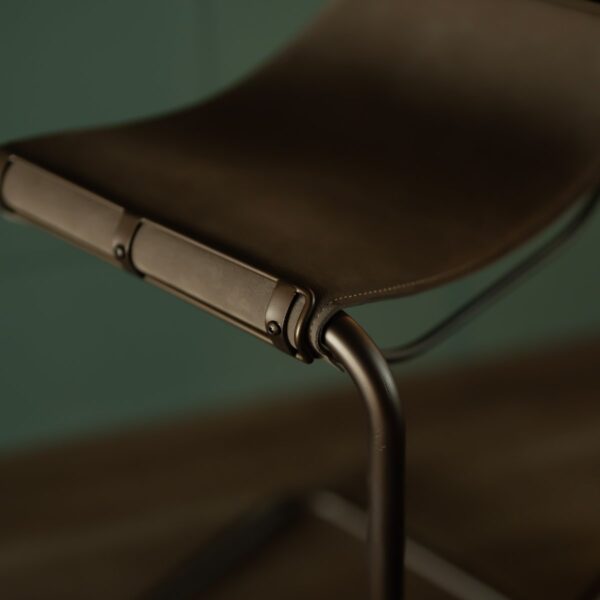 Senaro Bar Chair – Premium Sand-Toned Buffalo Leather & Sleek Metal Frame كرسي البار سينارو – الفخامة العصرية بجلد الجاموس بلون الرمل