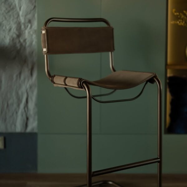 Senaro Bar Chair – Premium Sand-Toned Buffalo Leather & Sleek Metal Frame كرسي البار سينارو – الفخامة العصرية بجلد الجاموس بلون الرمل