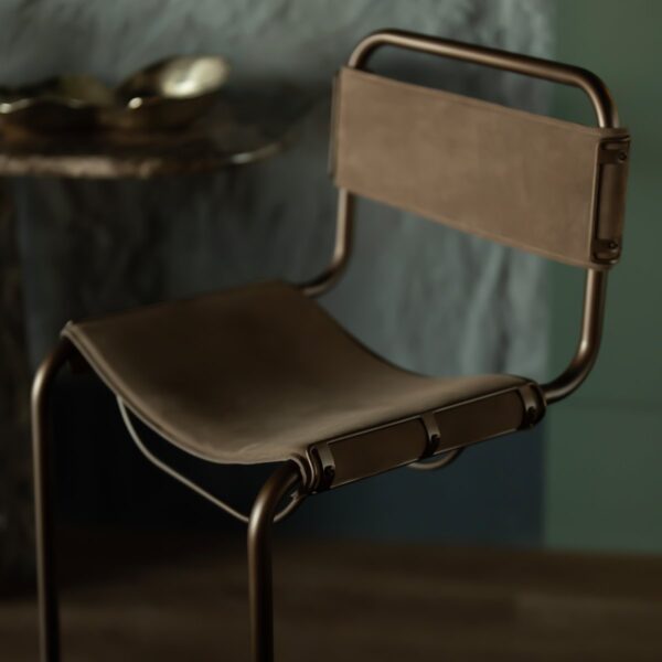 Senaro Bar Chair – Premium Sand-Toned Buffalo Leather & Sleek Metal Frame كرسي البار سينارو – الفخامة العصرية بجلد الجاموس بلون الرمل