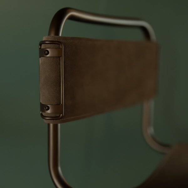 Senaro Bar Chair – Premium Sand-Toned Buffalo Leather & Sleek Metal Frame كرسي البار سينارو – الفخامة العصرية بجلد الجاموس بلون الرمل