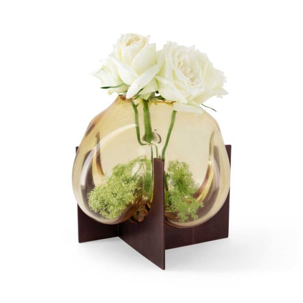 Vire Vase with white roses – luxury amber glass vase with wooden base, combining natural elegance and modern craftsmanship for premium interiors in Dubai and Abu Dhabi, UAE